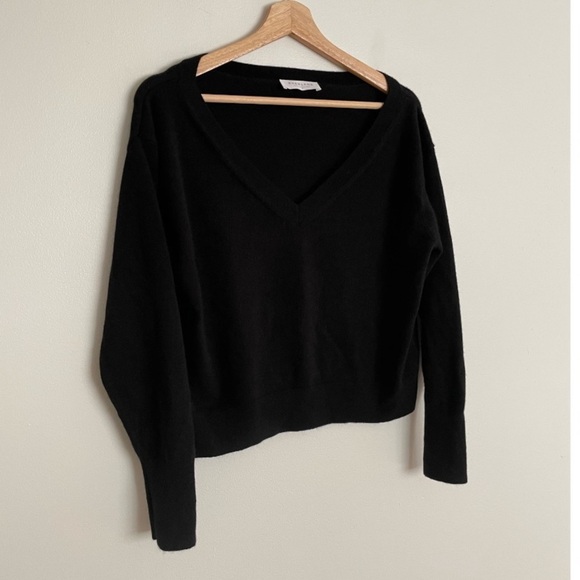 Everlane -The Cashmere V-Neck Sweater in True Black - Picture 6 of 11